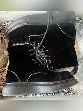 Alexander McQueen velvet boots 39